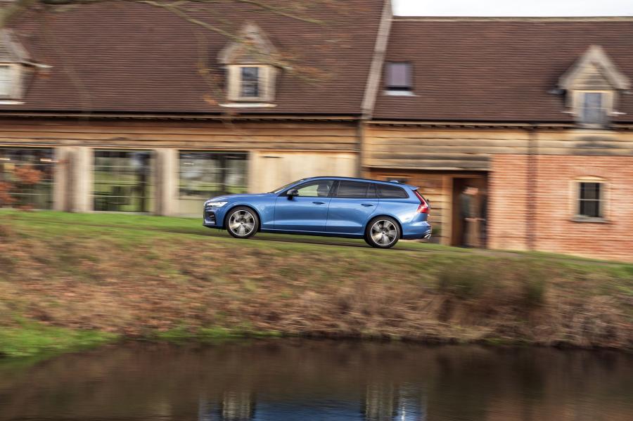  Volvo V60 D4 R-Design 2018 года  (UK) (фото 2 из 10)